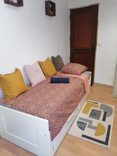 un lit avec des oreillers dessus dans une chambre dans l'établissement Chez Gabin & Elsie, à Pertuis