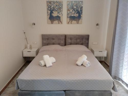 a bedroom with a bed with two towels on it at Lefki Studios in Lakithra