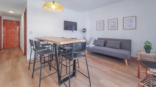 a living room with a table and chairs and a couch at Apartamento Fani Oro in Oropesa del Mar