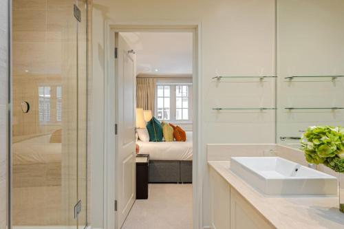 Koupelna v ubytování Exclusive 3Bd Mews in Belgravia with Private Patio and Garage Parking