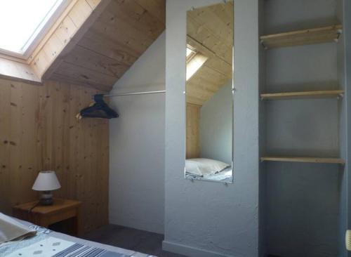 - une chambre avec un lit et un miroir dans l'établissement Appt 2 pers avec terrasse sud proche vieille ville, à Annecy