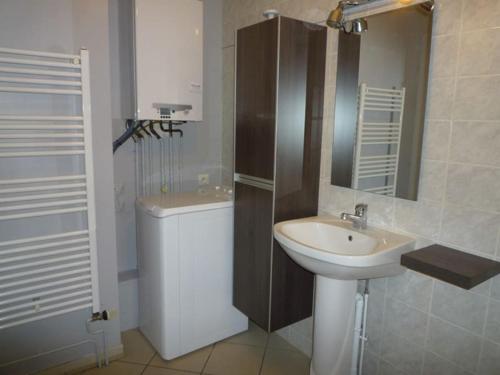 une salle de bain avec un lavabo et des toilettes dans l'établissement Appt 2 pers avec terrasse sud proche vieille ville, à Annecy