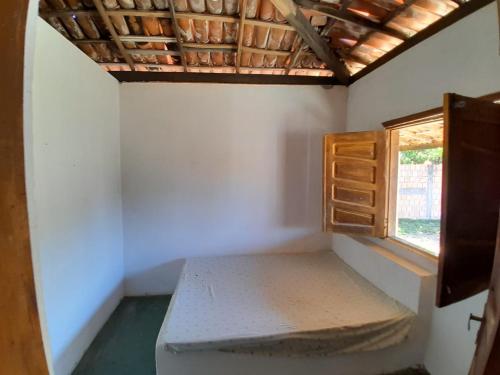 Camera piccola con finestra e letto di Casa temporada frente ao mar , ilheus-ba a Ilhéus