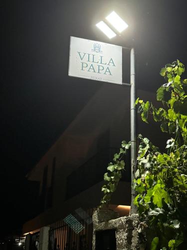 a street sign for villa papaya on a street light at Villa Papa-Berat in Berat
