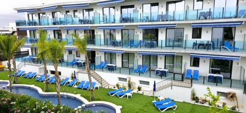 Bazén v ubytování AZAHAR BEACH Blue Apartments & Spa nebo v jeho okolí