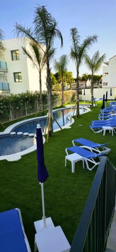 Bazén v ubytování AZAHAR BEACH Blue Apartments & Spa nebo v jeho okolí