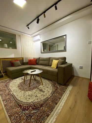 ein Wohnzimmer mit Sofa und Tisch in der Unterkunft Deenco apartment in Sarajevo