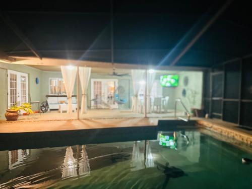 セブリングにあるMayte Diazの夜のプールのある家