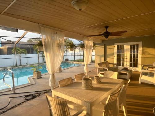 セブリングにあるMayte Diazのテーブルと椅子とプールのあるパティオ