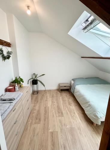 une chambre avec un lit et un parquet dans l'établissement Le Victor, à Coulommiers