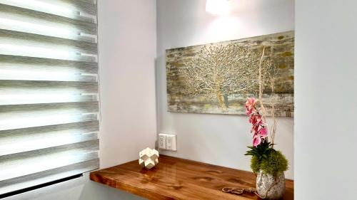 a living room with a painting on the wall at Acogedor apartamento con hermosa vista al volcán - The Goat Spot - planta alta in Alto Boquete