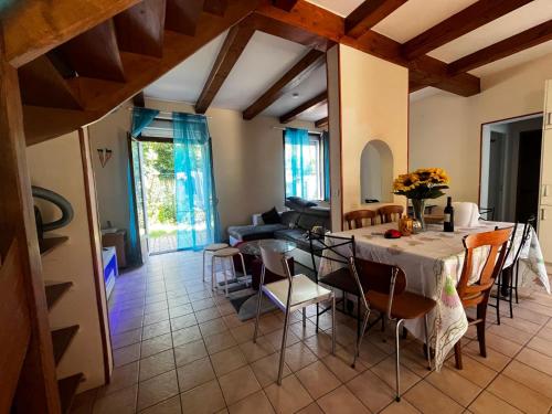 une cuisine et un salon avec une table et des chaises dans l'établissement la tranquillité à l'état pur, à Sainte-Geneviève-des-Bois