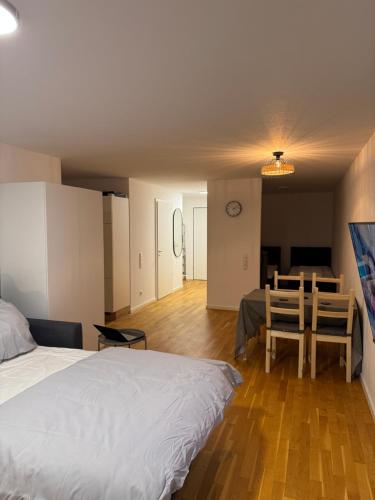 a bedroom with a bed and a dining room at Barrierefreie Wohnung im Herzen der Stadt mit Parkplatz, Wifi und TV - Emma in Werne
