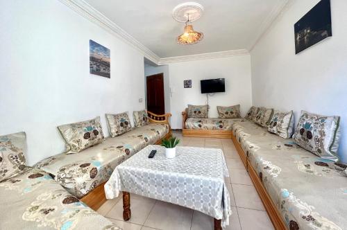 a living room with couches and a table and a tv at moderno apartamento en el centro , a 3 min del mar I in Asilah