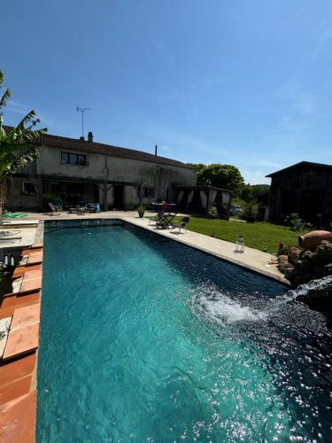 une grande piscine avec de l'eau bleue dans une cour dans l'établissement Villa bellevue, à Roquebrune