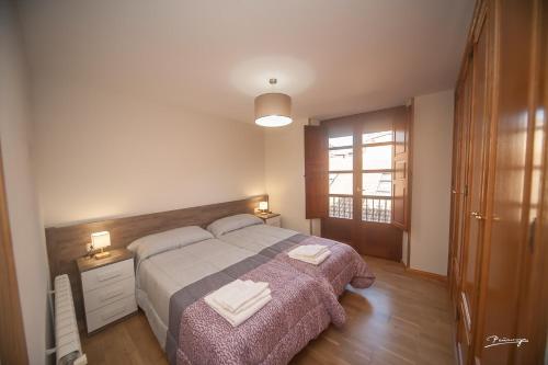 Ένα ή περισσότερα κρεβάτια σε δωμάτιο στο Apartamento Pradas Jaca