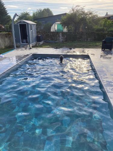une personne se baignant dans une piscine dans l'établissement Maison vintage à Montdauphin, à Montdauphin