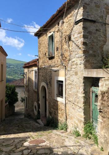 an old stone house on a cobblestone street at Malachè in Torchiara