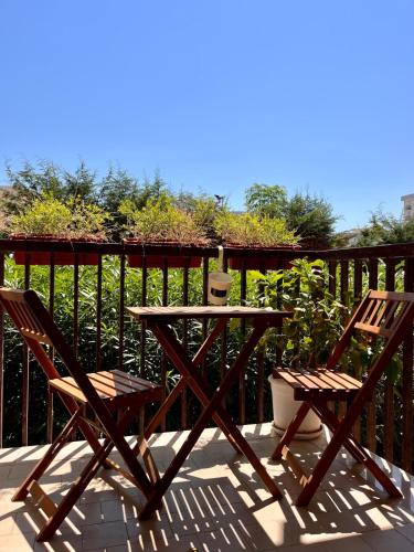 una mesa de picnic y 2 sillas en una terraza en Room 3, en Bari