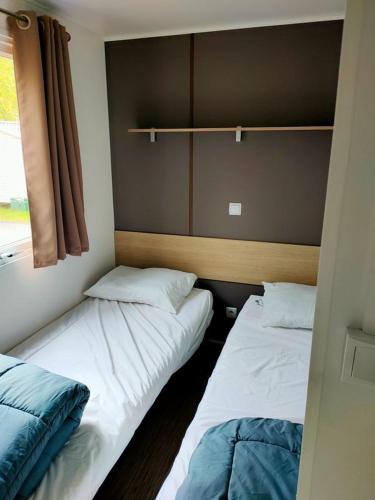 deux lits assis dans une pièce avec une fenêtre dans l'établissement Nat & Mayou, à Onzain