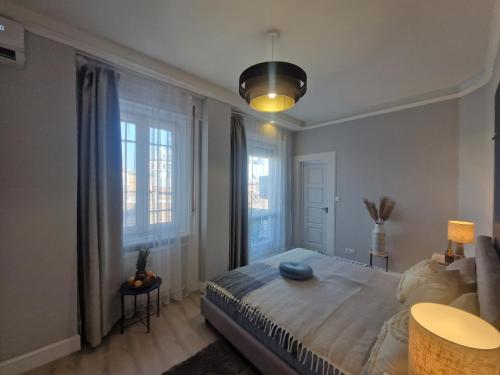 een slaapkamer met een groot bed en grote ramen bij Danube Wonder View apartment in Boedapest
