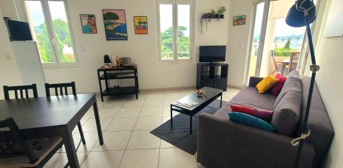 un salon avec un canapé et une table dans l'établissement Vue Mer & Terrasse - Plage 50m, Garage Privé, à La Ciotat