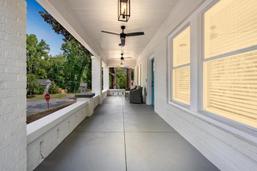 Imagine din galeria proprietății Centrally Located Home in Atlanta-10 Mins from GA Aquarium, Mercedes Benz Stadium, & Much More în Atlanta