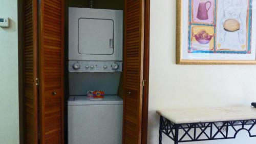 a bathroom with a washer and dryer in a room at Palm View in Humacao