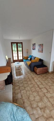 un salon avec un canapé et une table dans l'établissement Ô Ptits KER - 6 à 8 personnes A proximité de la mer, à Quettehou