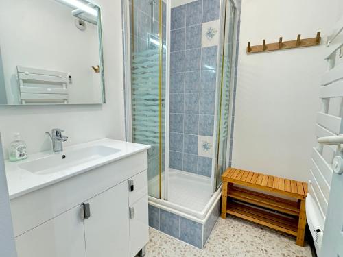 une salle de bain avec un lavabo et une douche dans l'établissement T3 duplex 6 couchages parking et balcon sud, à Cauterets