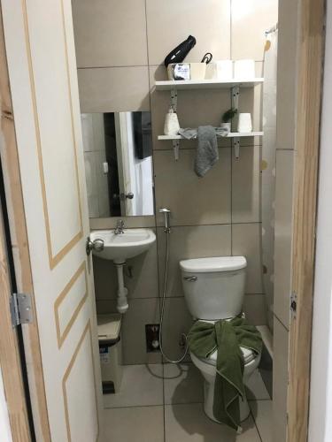 a small bathroom with a toilet and a sink at Albano Habitación con cocina y baño in Mariscal Castilla