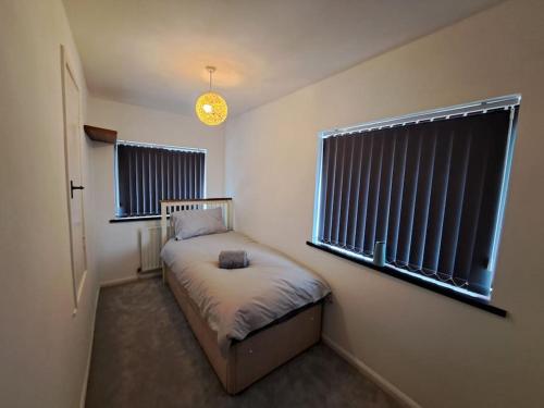 En eller flere senge i et værelse på City Centre Semi-Detached-House