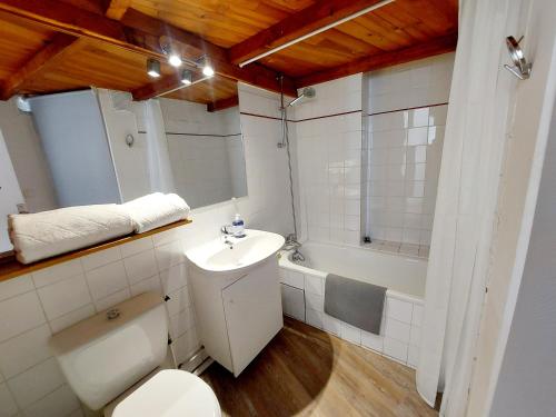 une salle de bain avec toilettes, lavabo et baignoire dans l'établissement Appartement centre historique, à Aix-en-Provence