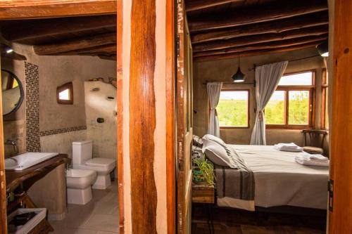 una camera con letto, vasca e servizi igienici di Terracota Casa Eco Intiyaco Cordoba a Atos Pampa