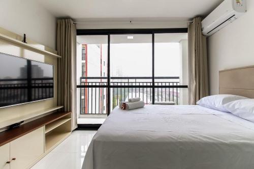 a bedroom with a bed and a large window at LF111 - Studio Moderno no Tatuapé (metrô carrão) in Sao Paulo