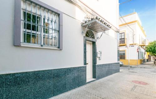 1 Bedroom Stunning Apartment In Sevilla