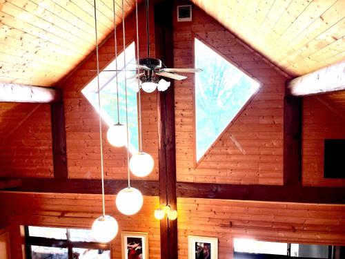 a room with a ceiling fan and a window at beau lac biwako in Takashima