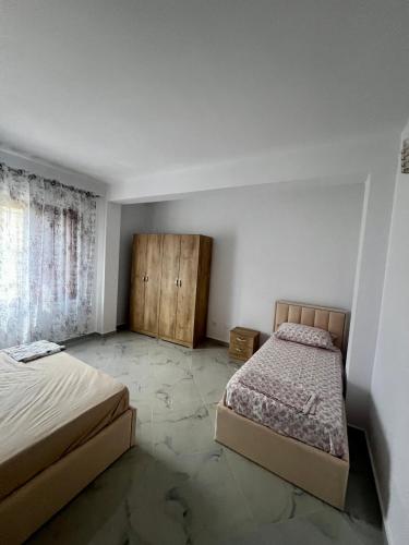Ένα ή περισσότερα κρεβάτια σε δωμάτιο στο K Bougainville Albania