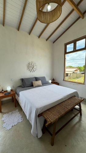 ein Schlafzimmer mit großem Bett und Fenster in der Unterkunft Casa Mangaba da Praia in Corumbau
