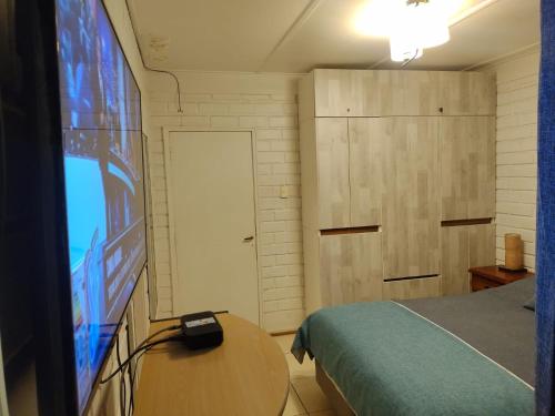 a bedroom with a bed and a table and a window at Departamento Frente al Mar in Concón