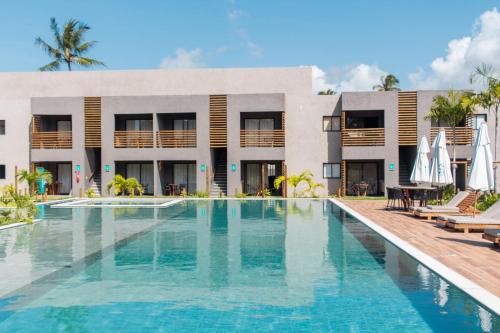 une piscine devant un complexe hôtelier dans l'établissement Flat Villas Manatee Rota Ecológica dos Milagres, à Porto de Pedras