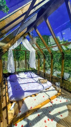 Katil atau katil-katil dalam bilik di Chalet en verre sous une pluie étoilée