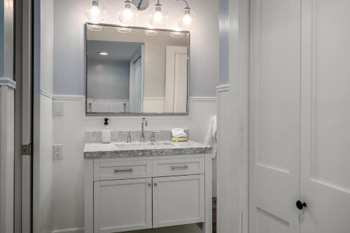 Bilik mandi di 128 Spruce Street home