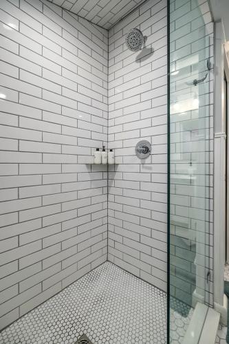Bilik mandi di 128 Spruce Street home