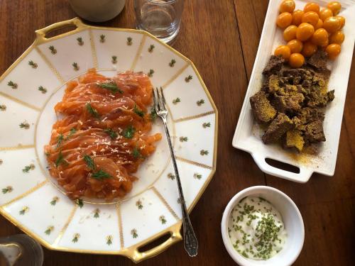 Una mesa con un plato de comida sobre una mesa. en Munroe Inn Boutique Hotel, en Auburn