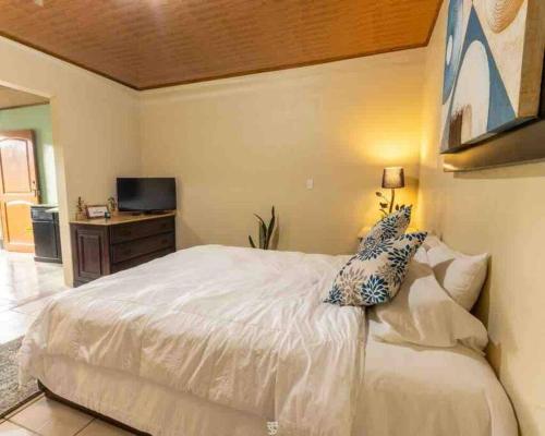 Ένα ή περισσότερα κρεβάτια σε δωμάτιο στο Mini apartamento con vista al Volcán Arenal