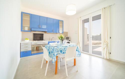 Køkken eller tekøkken på 2 Bedroom Gorgeous Home In Realmonte