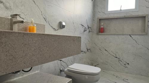 Et badeværelse på DiLUCCA Suíte 03 - Pousada Karaiba Próx UMC, Praia Clube e Shopping