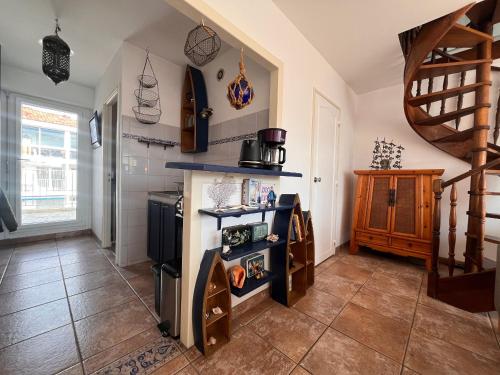 - une cuisine avec cuisinière et un escalier dans une chambre dans l'établissement Cœur de Saint-Jean-de-Luz : Appartement lumineux avec balcon, proche plage et commerces - FR-1-239-1079, à Saint-Jean-de-Luz