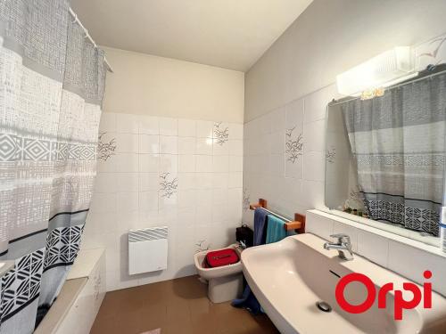 une salle de bain avec toilettes et lavabo dans l'établissement Spacieux 2 pièces avec piscine, terrasse et parking, proche plages et commodités - Menton Garavan - FR-1-647-38, à Menton